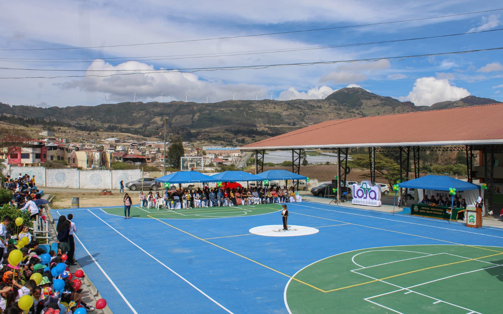 OBRA. La Unidad Educativa Manuel Ignacio Monteros celebra la inauguración de su nueva cancha deportiva.