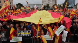 España: Unas 100.000 personas protestaron contra Sánchez; y el Presidente insiste en amnistía a separatistas