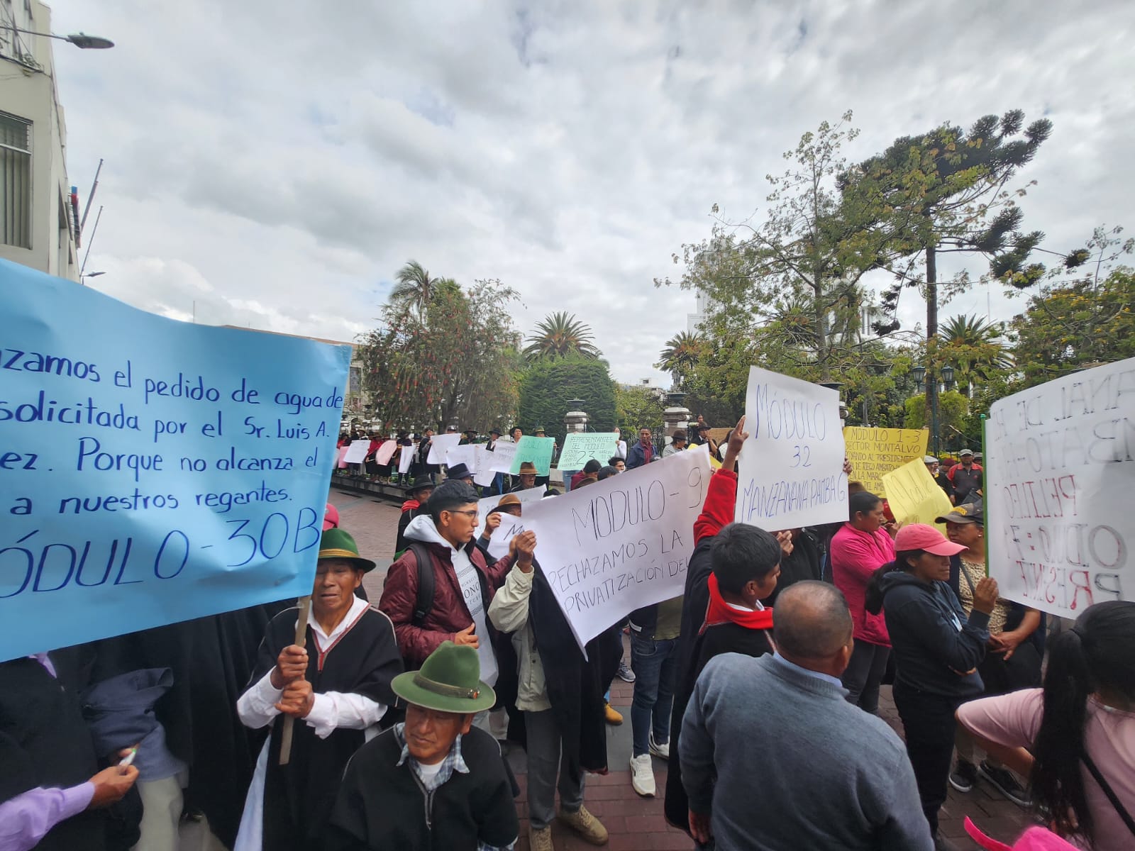 Los comuneros llegaron al centro de Ambato para hacer su reclamo y rechazo ante la concesión del caudal de agua.