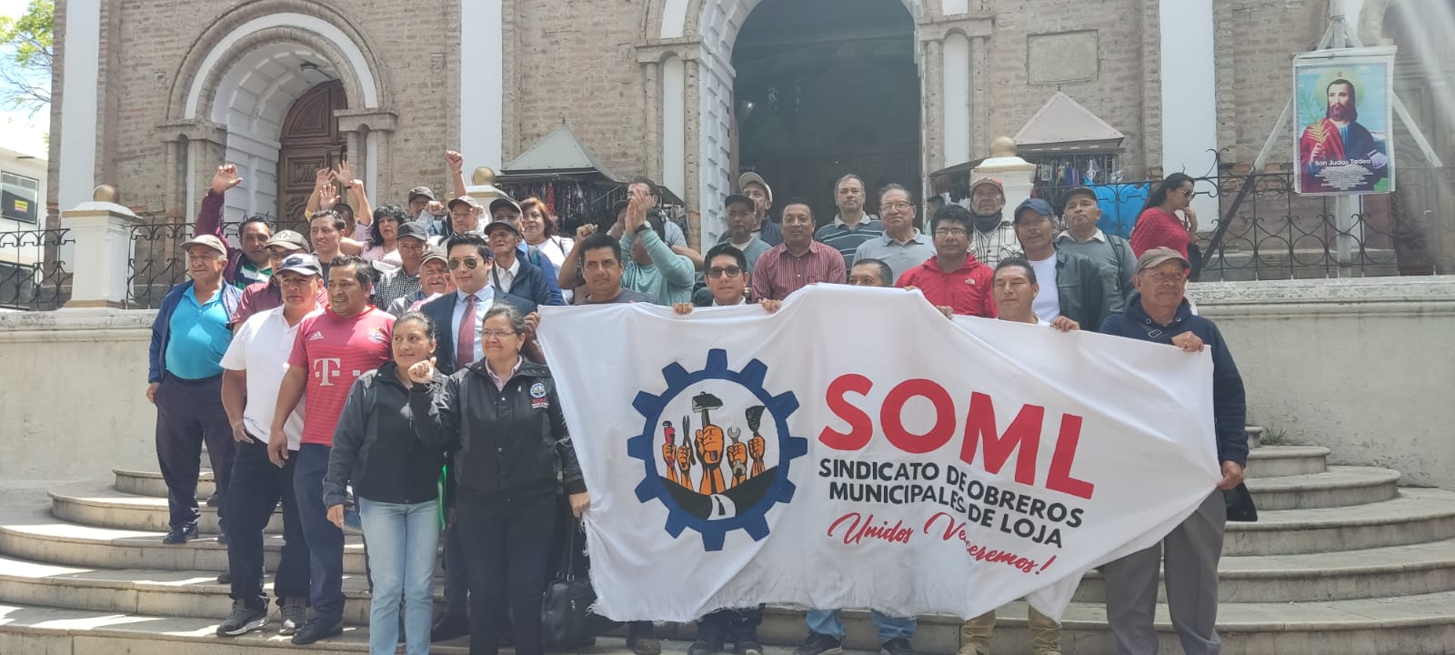 RECLAMO. Trabajadores del Municipio se reunieron en la Plaza de Santo Domingo para solicitar que la administración atienda sus requerimientos.