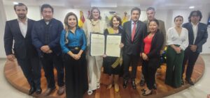 Rosalía Arteaga recibe condecoración por su contribución a Latinoamérica