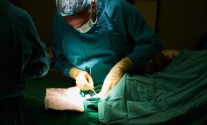 Jeringas reusadas y grasa de cocina: la realidad de las clínicas de cirugía estética ilegales en Ecuador
