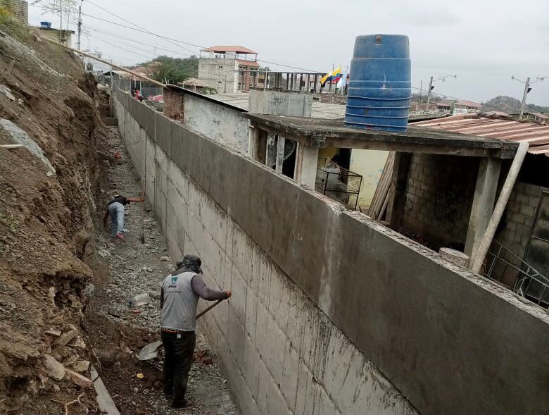 TRABAJO. Las labores de mantenimiento incluyen la construcción de un muro de contención para asegurar la seguridad de la comunidad estudiantil.
