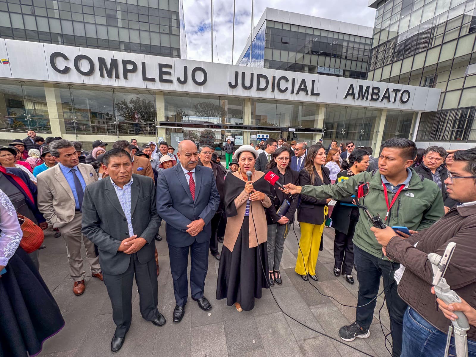 Luego de la suspensión de la audiencia interpuesta por los transportistas por la decisión de no alzar el pasaje, Diana Caiza ofreció declaraciones a la prensa y acompañantes.