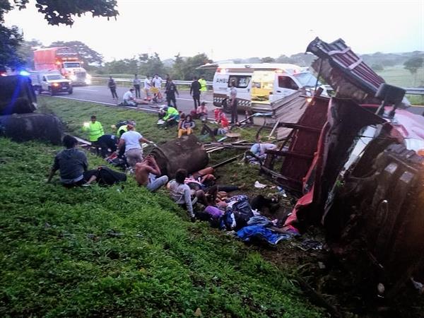 Riesgo. El último accidente en México dejó 10 migrantes muertos y 15 heridos.