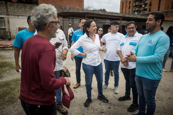 La precandidata opositora a la presidencia de Venezuela María Corina Machado (c) durante su campaña. EFE