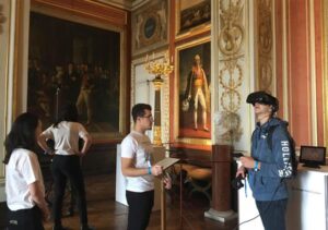 El Louvre y el palacio de Versalles reabren en jornada de homenaje al docente asesinado