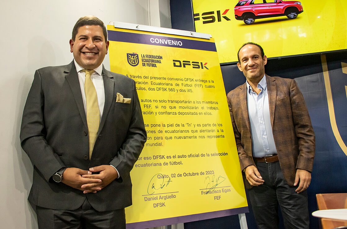 Daniel Argüello, representante de DFSK y Francisco Egas, presidente de la FEF en la firma simbólica del convenio.