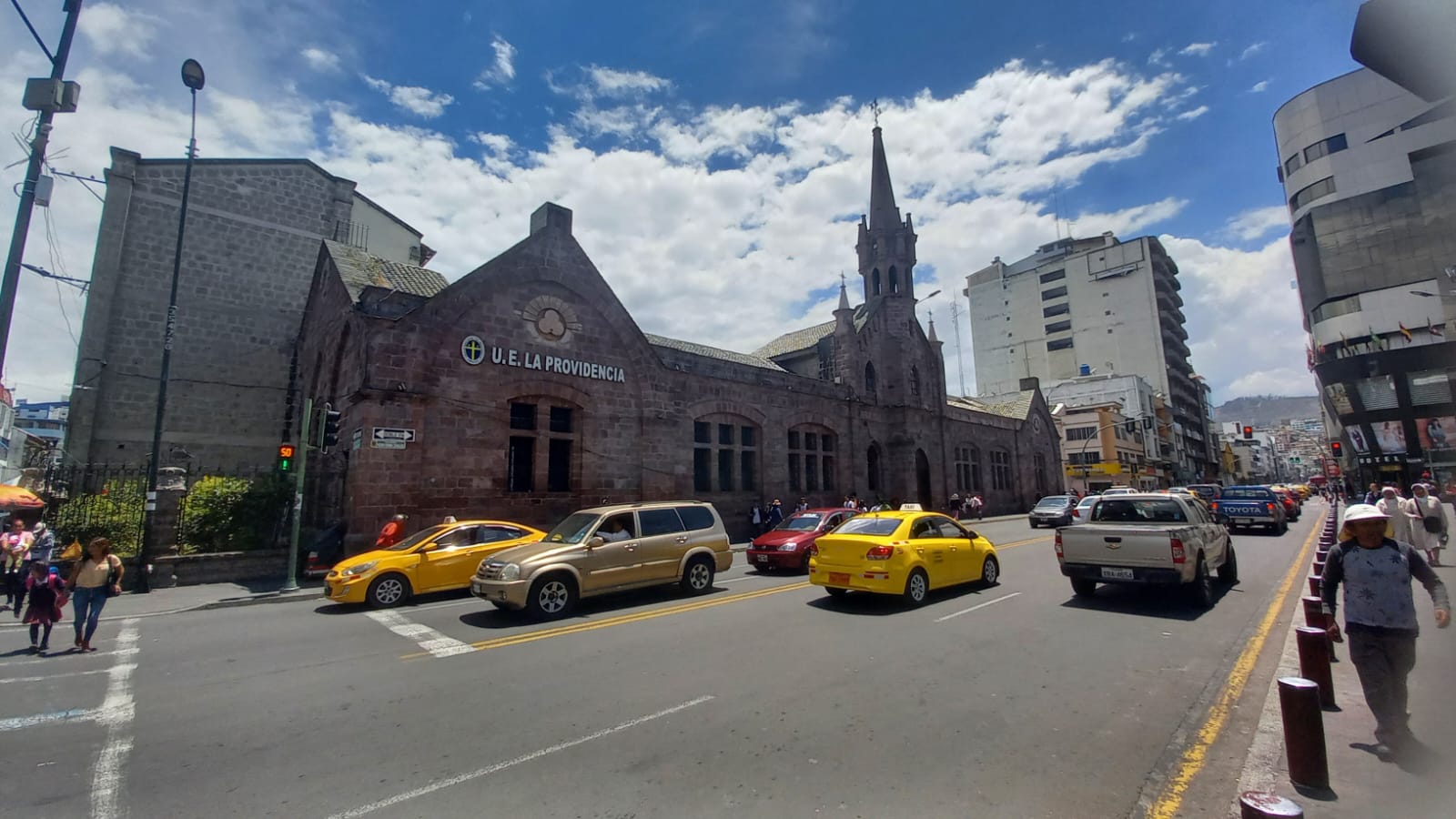 Edificaciones como la iglesia de La Providencia y la Medalla Milagrosa son algunas de las que aún existen en el centro de Ambato.
