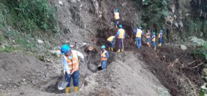 Deslizamiento de tierra causa cortes de agua en Quito durante el feriado