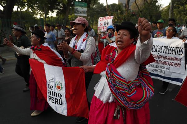 Protestas. Detractores de la presidenta de Perú, Dina Boluarte, marchan contra el Gobierno en Lima. EFE