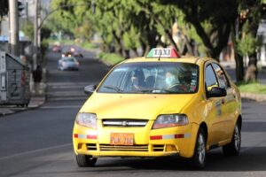 Taxistas: impacto del pico y placa y la competencia con plataformas en Quito