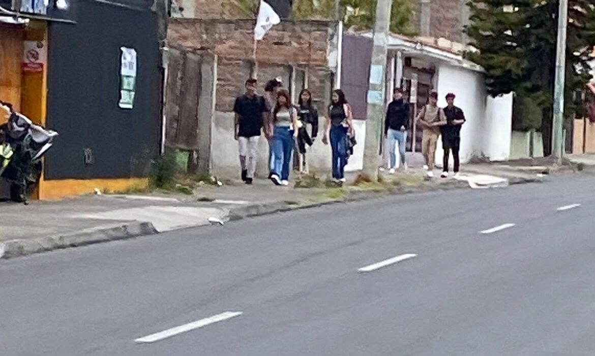 Problema. Jóvenes se reúnen en la avenida Machángara para libar.