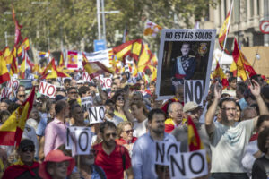 Más de 300.000 personas claman en Barcelona contra la amnistía a políticos separatistas catalanes