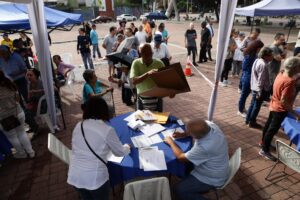 Abren los primeros centros de votación para las primarias opositoras de Venezuela