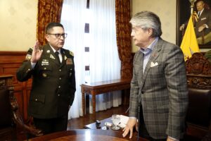 Momento. Guillermo Lasso (d) toma juramento del nuevo comandante general de la Policía, César Zapata (i). EFE/ Presidencia