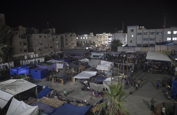 AFECTADO. Vista de desplazados internos que pasan la noche en el sur de Gaza.