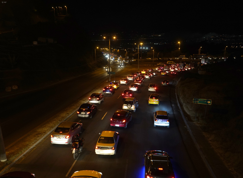 TRANCONES. Los quiteños pasan 70 horas al año en tráfico. (Foto: API)