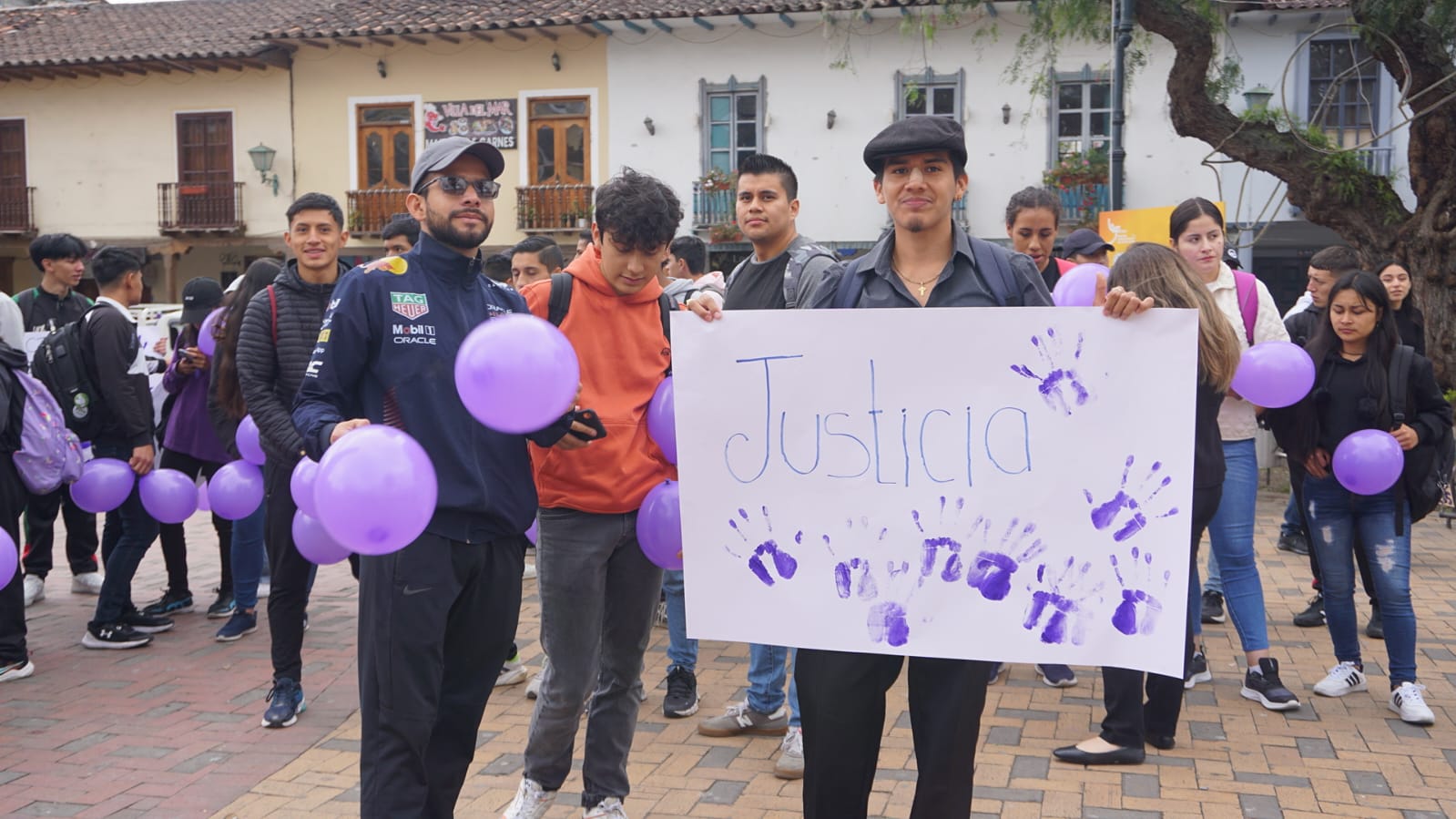 SOLIDARIDAD. Estudiantes se congregan en la Plaza de San Sebastián para iniciar la marcha, ondeando pancartas exigiendo justicia por Josselyn Quezada Sarango.