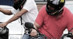 Delincuentes interceptan a un hombre para robarle su moto