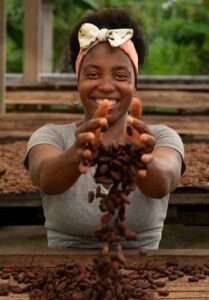 Mujeres del sur de Colombia se unen para cultivar cacao y potenciar su liderazgo
