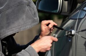 Delincuentes se llevan accesorios de un carro estacionado en la José Peralta