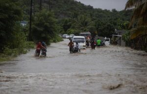 Torrenciales lluvias azotan a República Dominicana