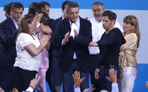 Registro. El excandidato a la Presidencia, Sergio Massa (c), es líder del Frente Renovador, una tercera vía entre el kirchnerismo y el peronismo.