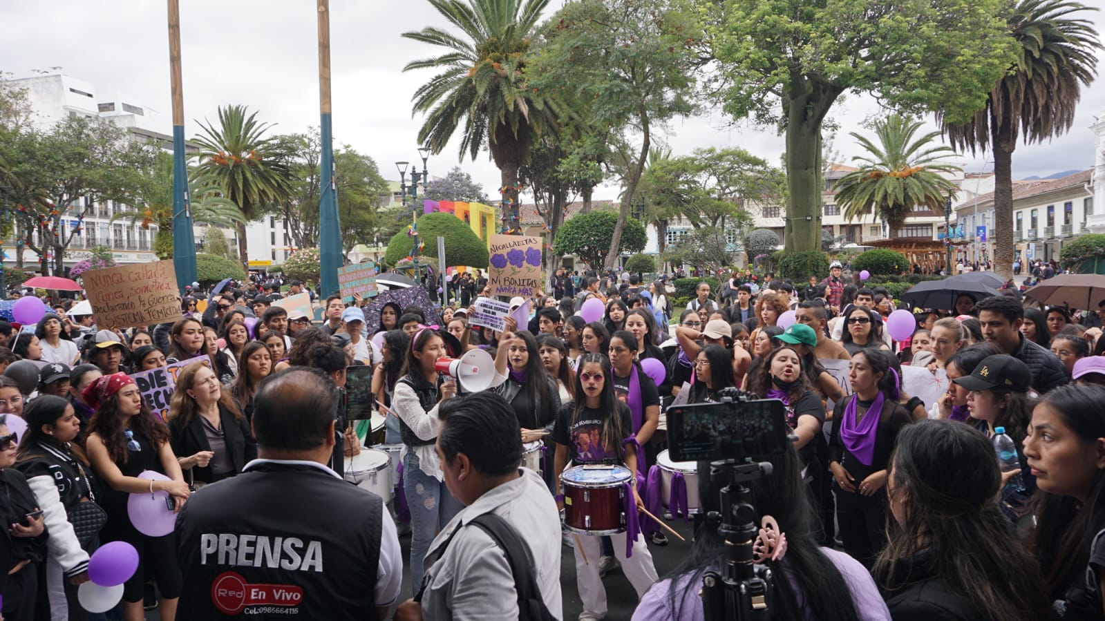 JUSTICIA. La multitud llegó a las puertas de la Gobernación de Loja, levantando consignas y pancartas que demandan una respuesta rápida y transparente ante la tragedia. 
