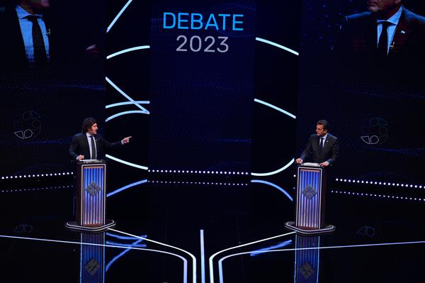 Registro. Los candidatos a la Presidencia argentina, el oficialista Sergio Massa y el libertario Javier Milei, durante el debate presidencial del 12 de noviembre de 2023. EFE