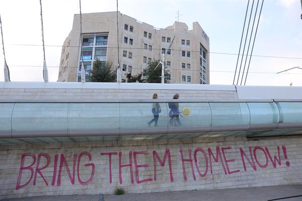 Clamor. Pintada en Jerusalén en la que se pide al Gobierno israelí que traiga a casa a los rehenes secuestrados por Hamas. EFE