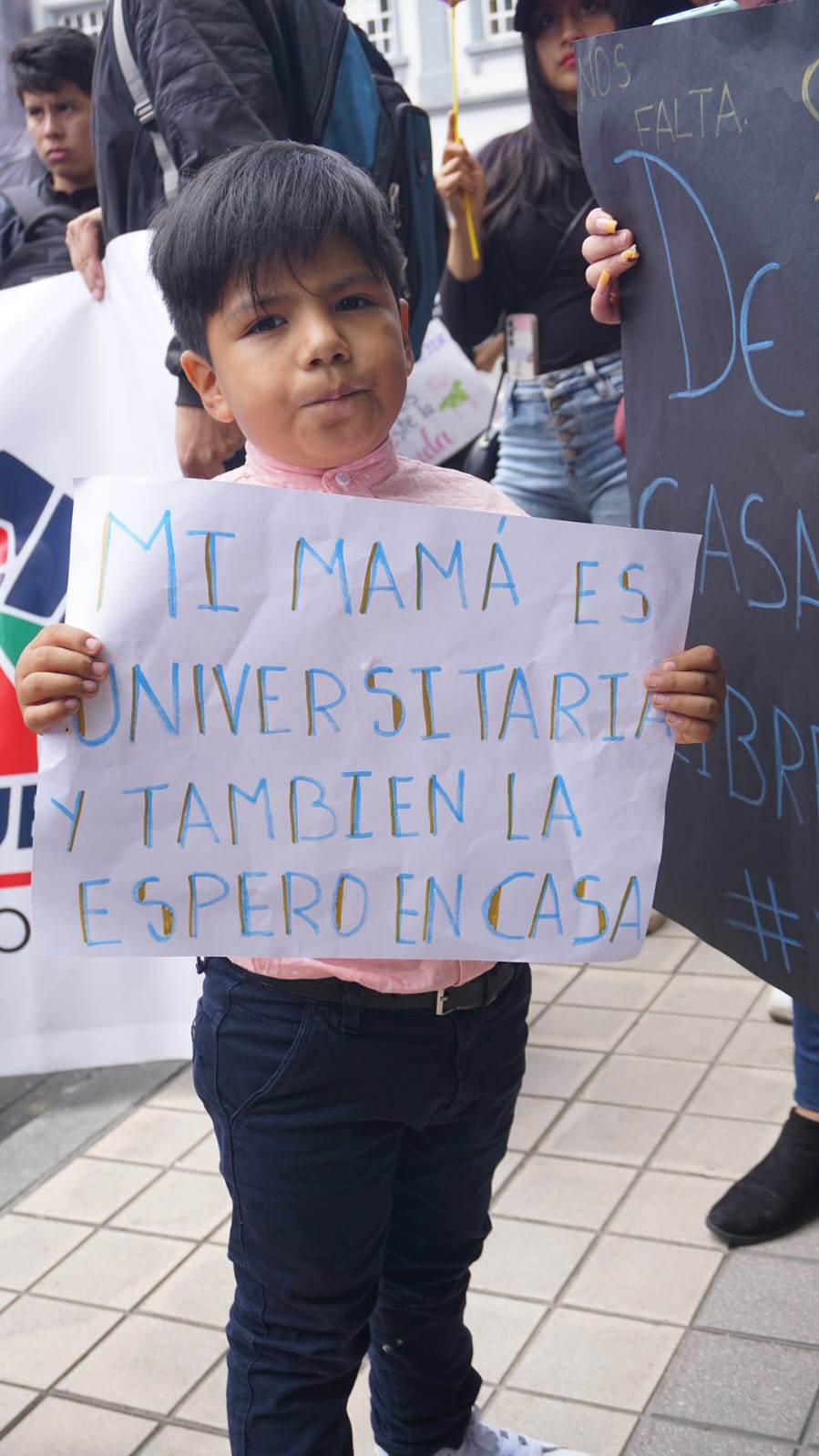 PEDIDO. Uno de los momentos más emotivos, un niño sosteniendo un cartel durante la marcha. 