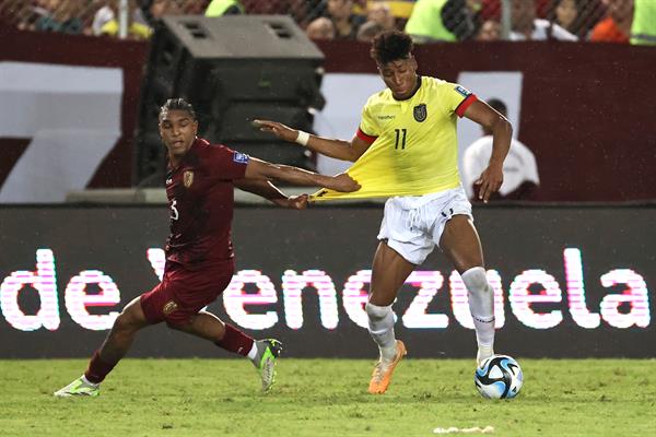 Cotejo. Christian Makoun (i) de Venezuela disputa el balón con Kevin Rodríguez de Ecuador. EFE