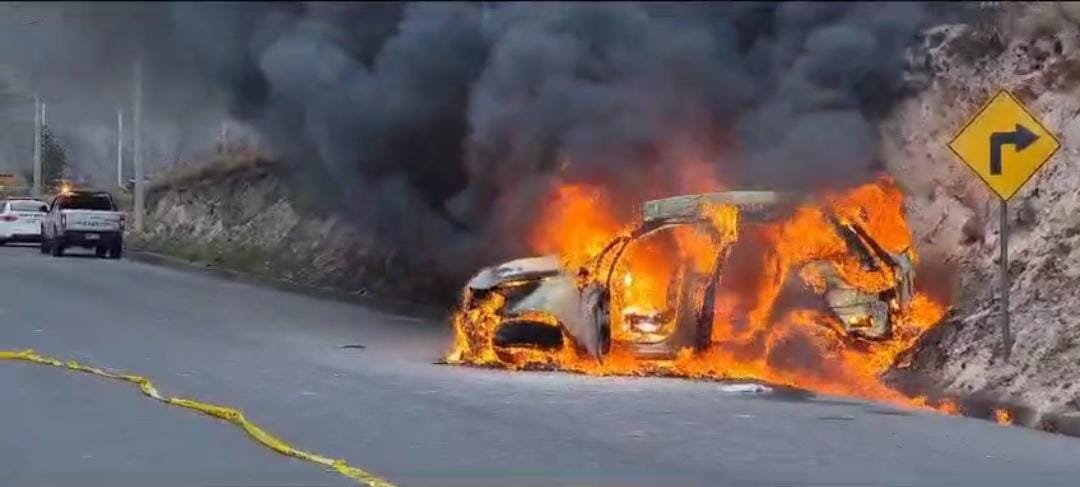 Indignados, parte de los afectados y otros ciudadanos decidieron quemar el carro de los sospechosos. 