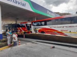 20 heridos y golpeados tras choque de buses en el peaje de Panzaleo