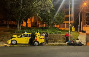 Dos personas heridas deja choque entre un taxi y una moto