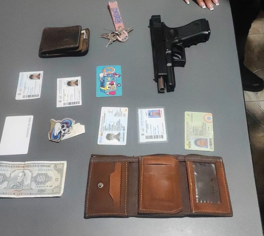 La pistola y lo robado fueron fijados como evidencia del asalto cometido en Ambato.