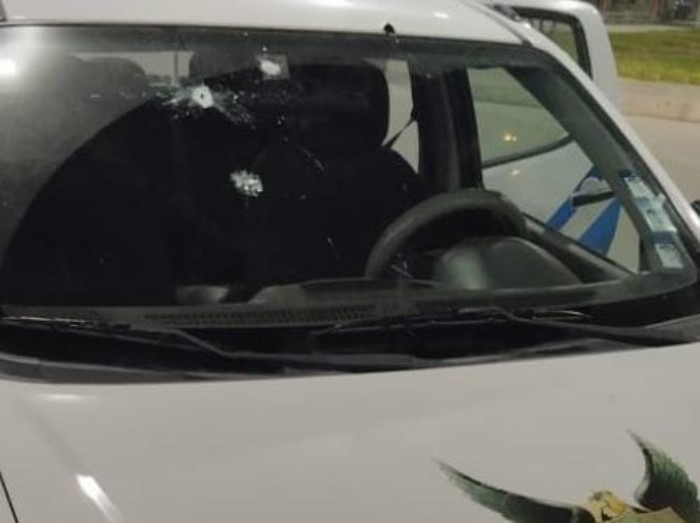 REFERENCIA. Las balas impactaron en el parabrisas de la camioneta utilizada por los gendarmes.