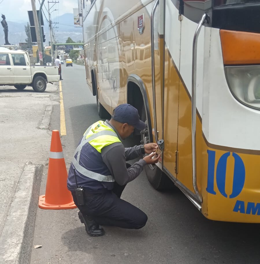 Los inspectores de la Unidad de Terminales de Ambato son los encargados de colocar y retirar los dispositivos en los buses interprovinciales.
