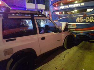 Automóvil choca contra un bus estacionado en Ingahurco