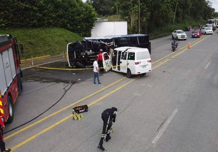 IMPACTO. Una furgoneta y un camión protagonizaron el accidente.