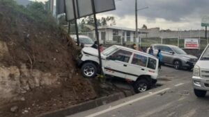 Un camión, un bus y un carro particular involucrados en choque en Pinsaquí