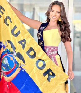 BELLEZA. La Miss Ecuador, Delary Stoffers, muestra simpatía y gusto por las tradiciones de la etnia Tsáchila.