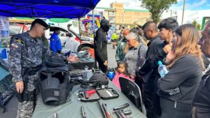 Policías de Ecuador y Colombia organizan ferias de seguridad conjuntas
