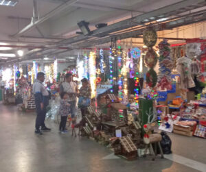 Feria navideña se realiza en el mercado Colón de Ambato