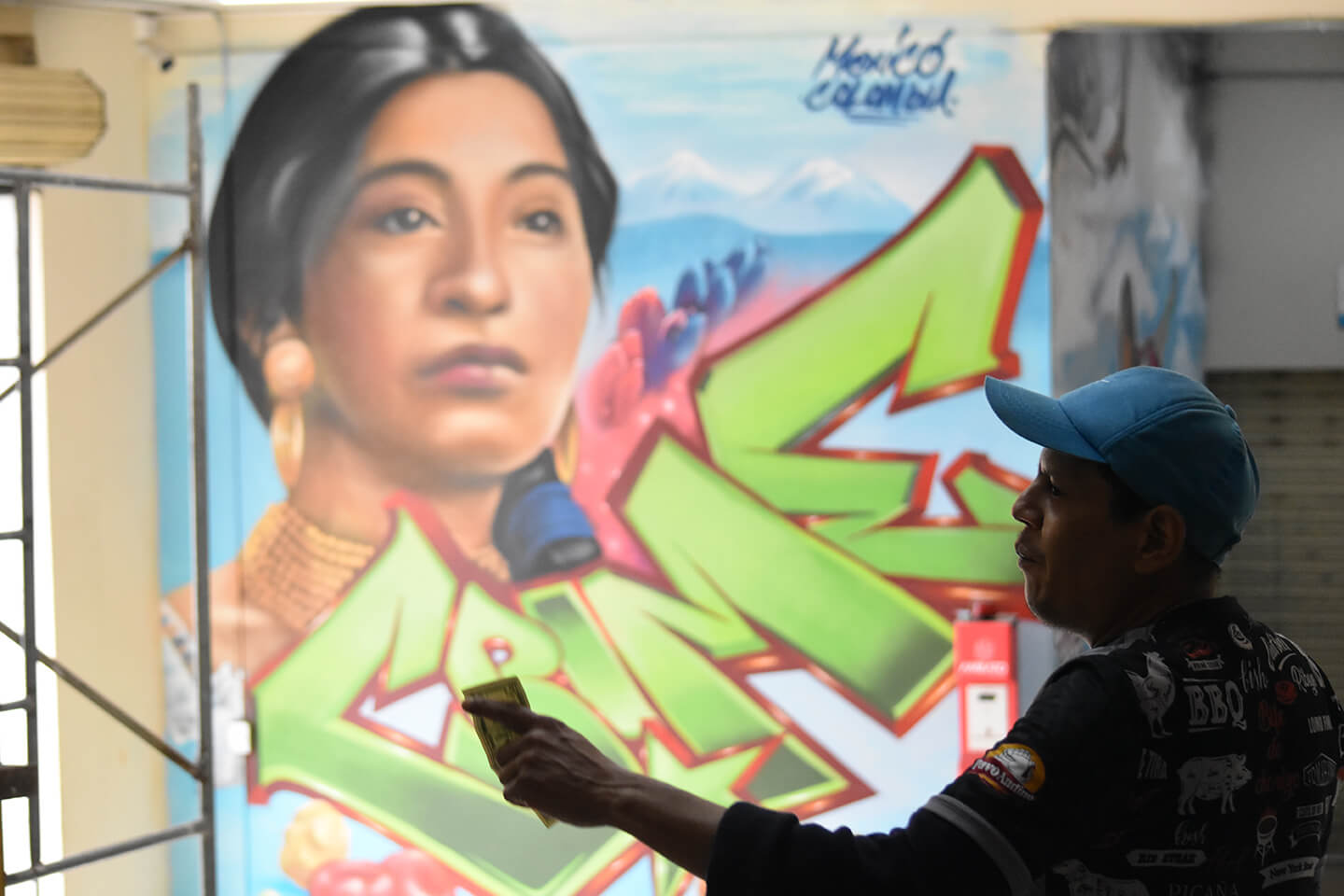Uno de los grafitis hace alusión a la mujer indígena. 