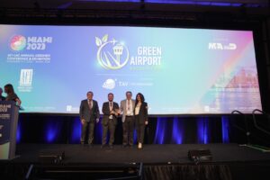 Aeropuerto de Quito lidera la reducción de emisiones y recibe galardón ambiental