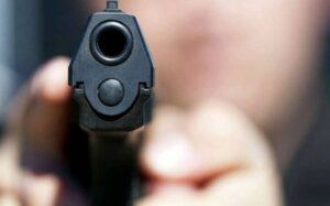 Ladrones armados roban en cuatro departamentos en Ambato