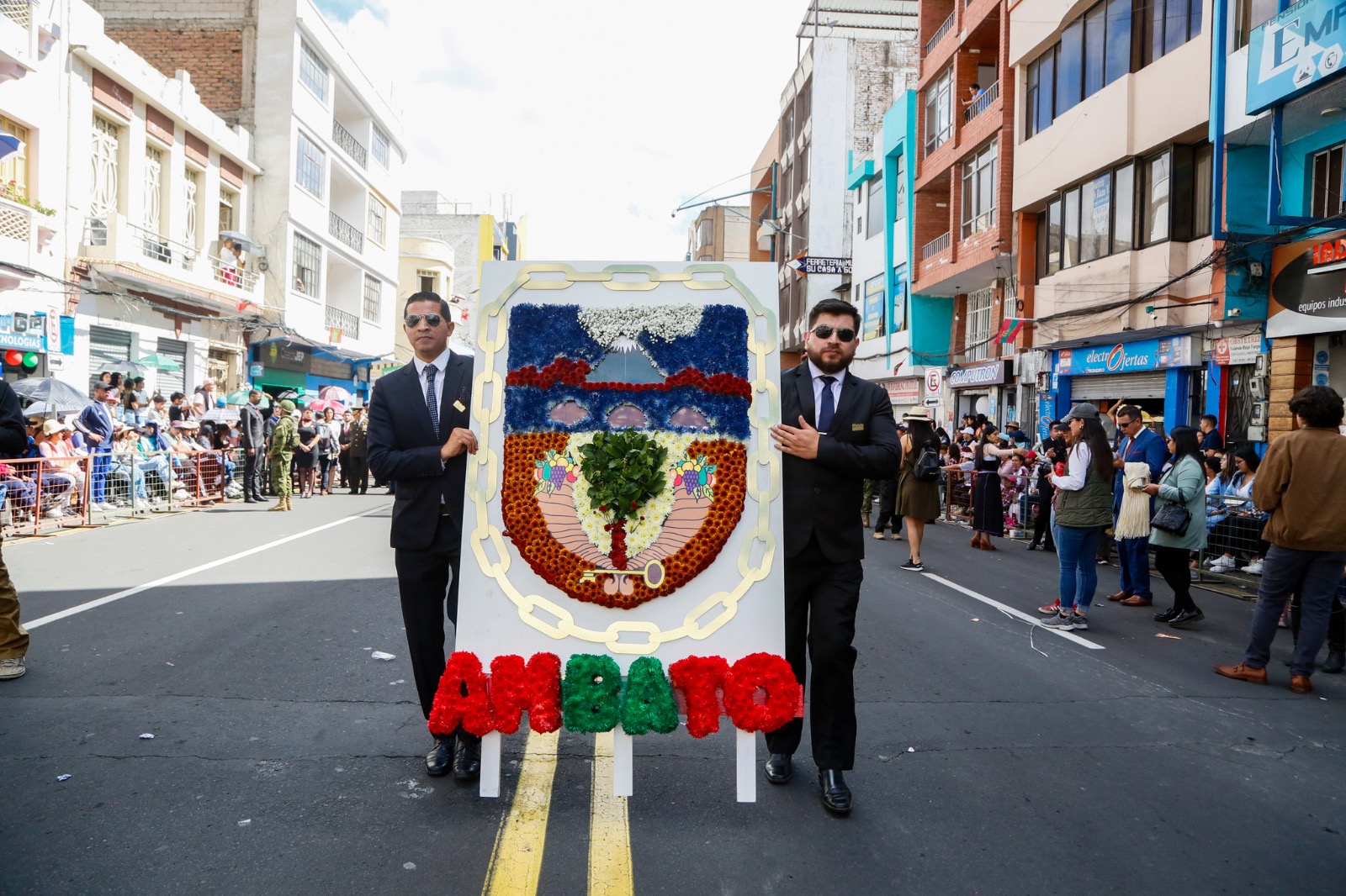 Un gran arreglo de flores fue parte de la apertura del desfile. 