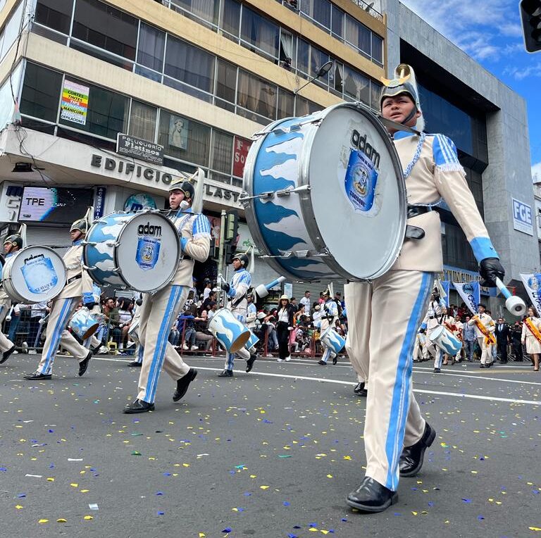 Los estudiantes del Colegio Guayaquil mostraron su gallardo saludo a la ciudad.